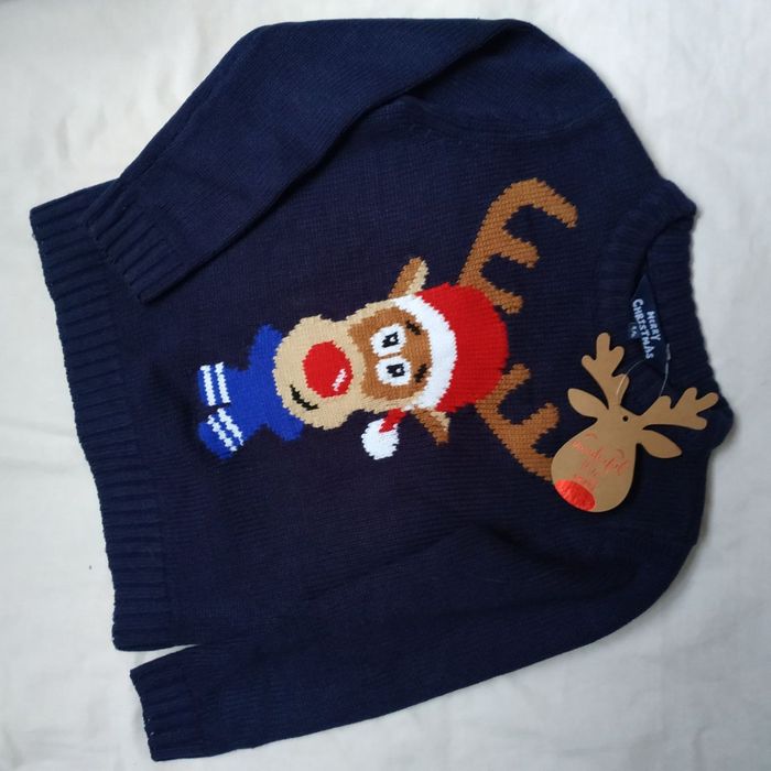 Свитер  новогодний с оленем очень красивый можно в школу