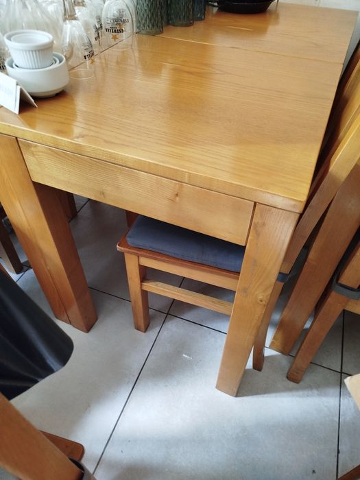 Mesas e cadeiras em madeira