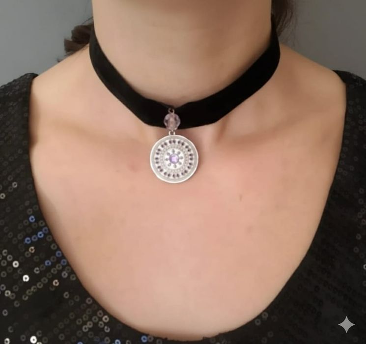 Wisiorek z biżuterią typu choker
