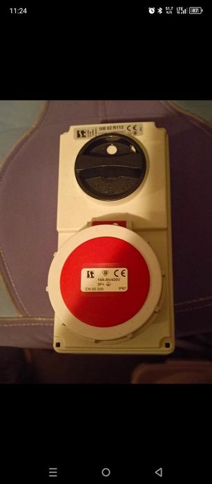 Gniazdo z wyłącznikiem i blokadą