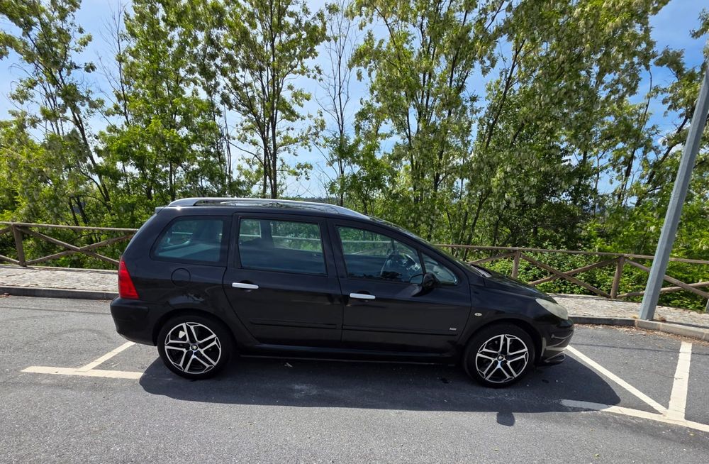 Vendo por ter comprado um outro carro. Vendo ou troco por caravana pode ser com acerto da minha parte.