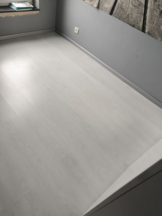 Panele podłogowe w bdb/db stanie + listwy przypodłogowe gratis.