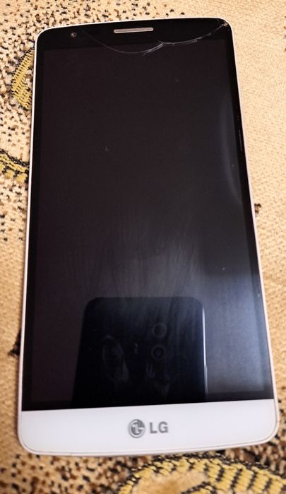 Телефон LG на деталі