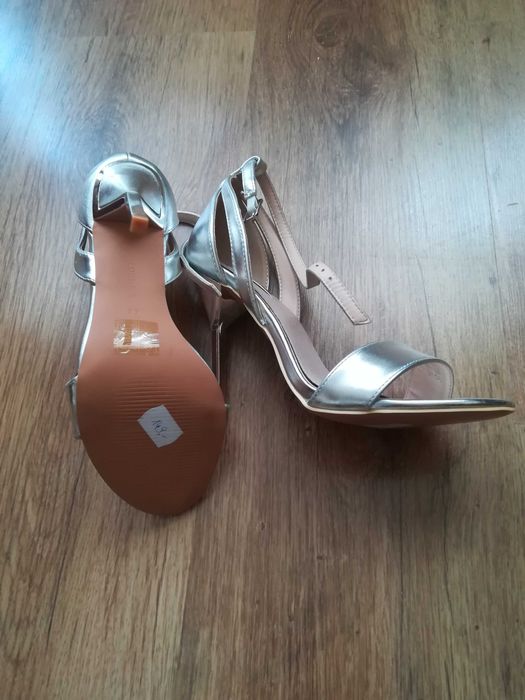 Srebrne sandałki na obcasie, idealne na imprezę, wesele