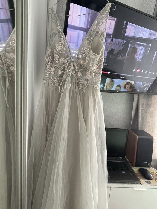 Дуже гарна вечірня сукня! ШАХРАЇ не тратьте свій час.