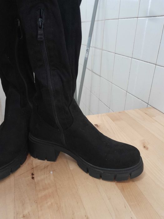 Botas de cano alto com fecho lateral