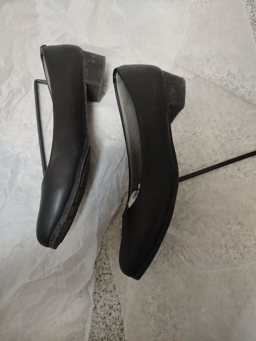 Sapatos pretos novos