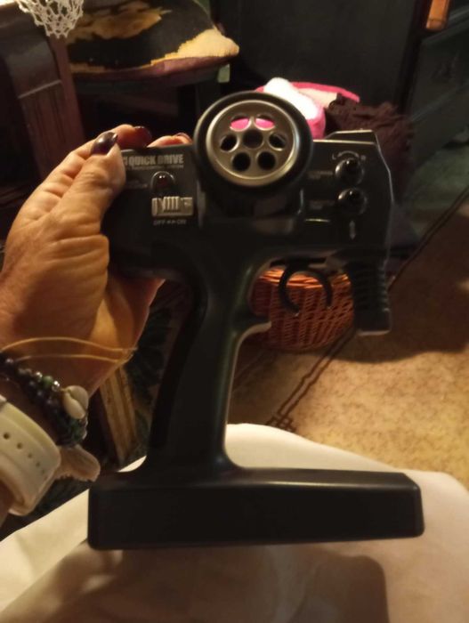 Este é um carro de controlo remoto (RC) da série Tamiya Quick