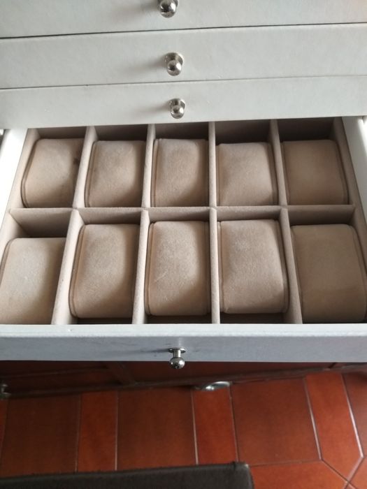 Guarda jóias branco como novo  impecável.
