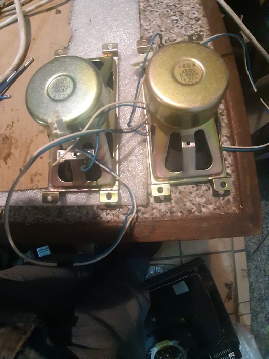 Dois altifalantes fortes e bons