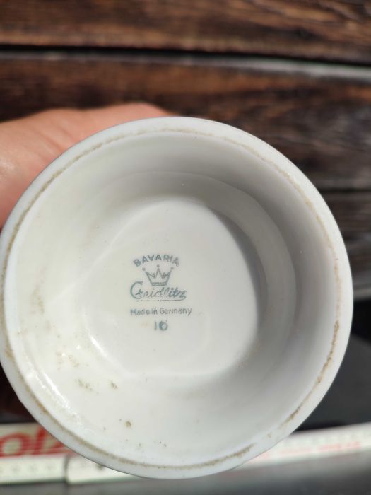 Porcelanowy wazon - motyw kwiatów - sygnowany - P11