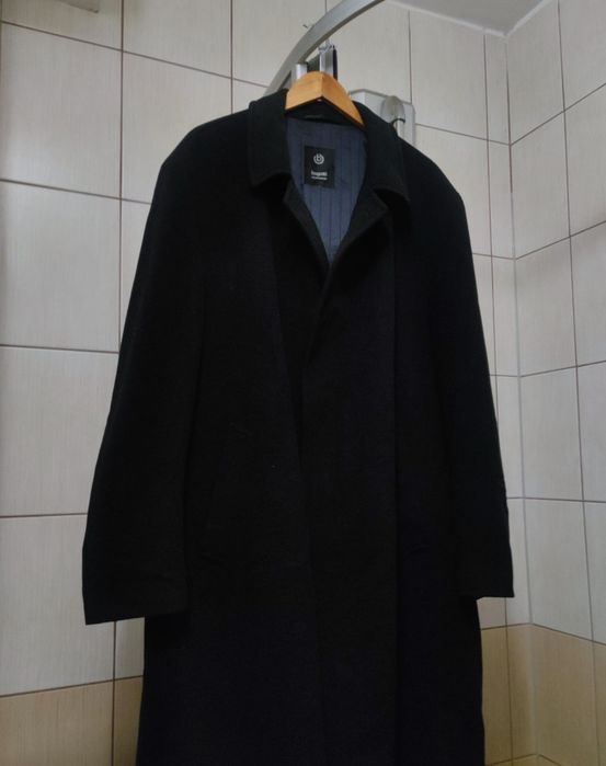 Klasyczny płaszcz XXL  męski marki Bugatti w kolorze głębokiej czerni.