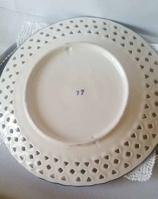 Prato em faiança rebordo vazado