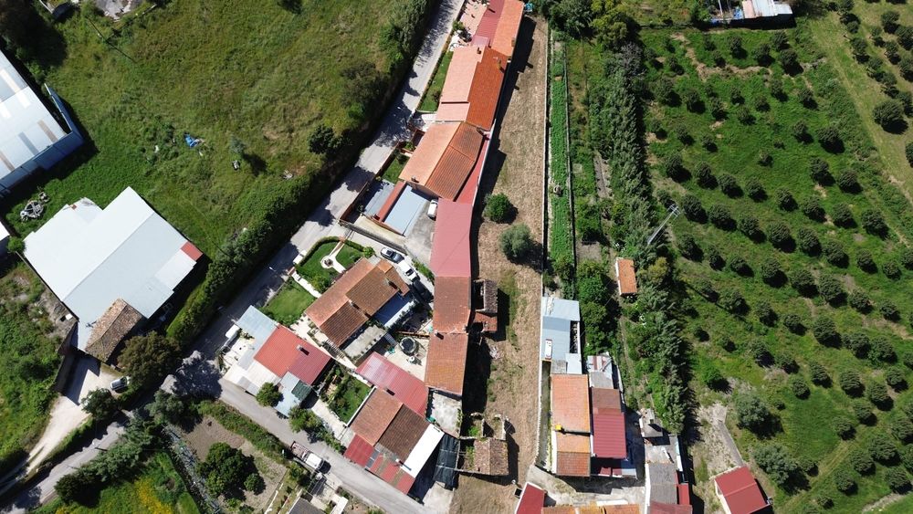Moradia com terreno no centro da Carapinheira para reconstrução