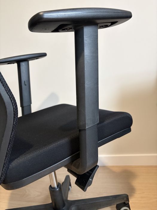 czarny ergonomiczny fotel biurowy