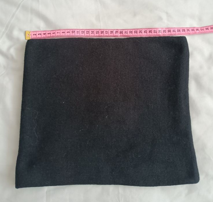Czarny, ciepły komin unisex marki Olsen Collection.
