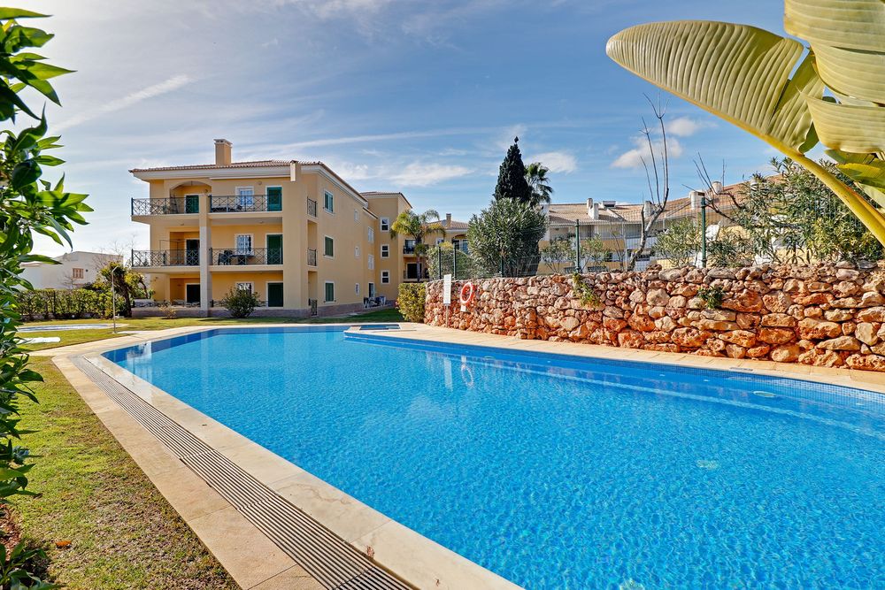 FÉRIAS EM VILAMOURA - Apartamento, em condominio com Jardim, Piscinas, Jacuzzi, e Garagem. A 1 km da praia da falésia