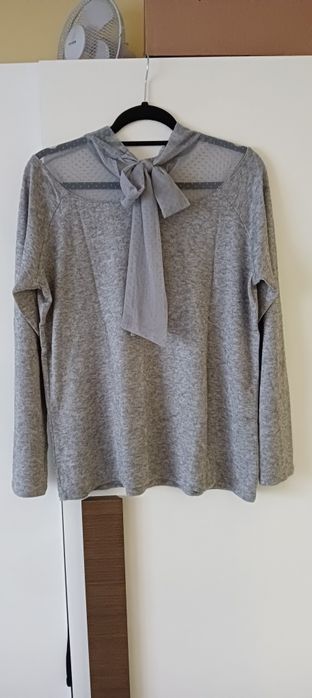 Sweter Reserved z kokardą i prześwitującym dekoltem