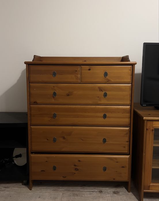 Komoda IKEA LEKSVIK – lite drewno, 6 szuflad, klasyczny styl