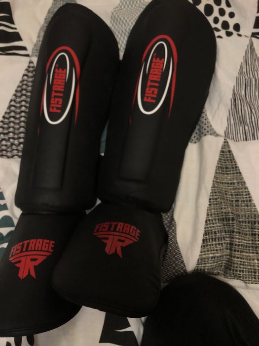 Шлем, перчатки боксерские , ммашние, футы, защита для ног