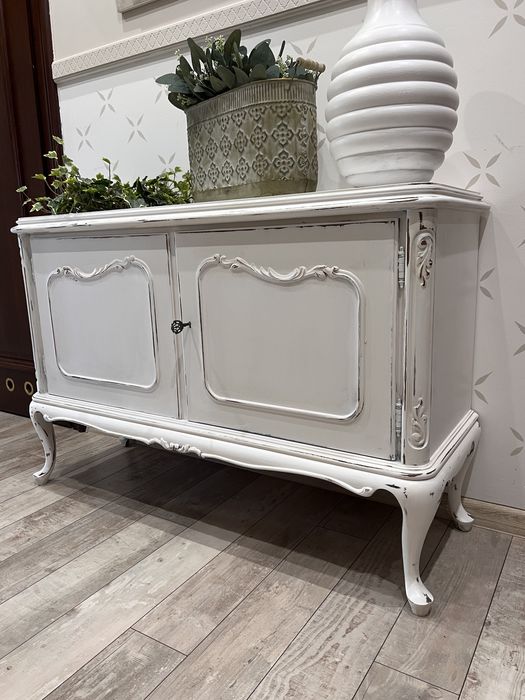 Komoda biała w stylu prowansalskim