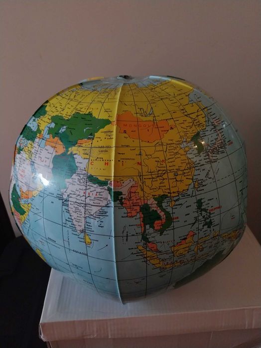 Globo terrestre, insuflável, com todos os continentes e oceanos