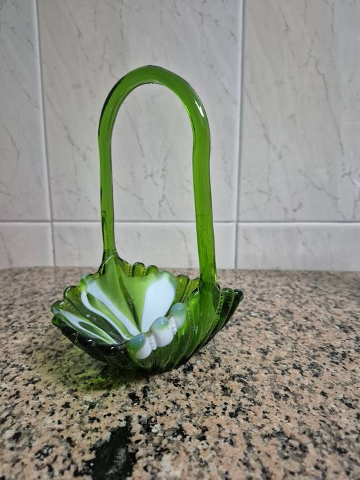 Cesto em vidro verde e branco