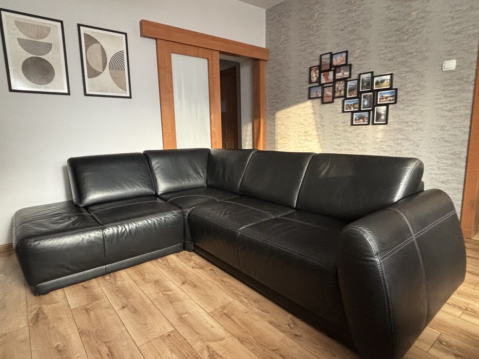 Czarny skórzany narożnik z funkcja spania i pojemnikiem na pościel