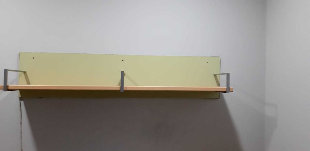 Mobília de quarto solteiro.