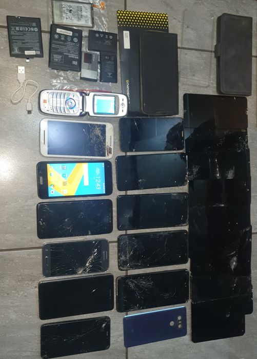 Zestaw 7 telefonów 15 ekranów 5 bateri 3 etui
