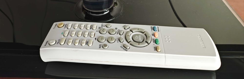 TV Samsung 37" z pilotem + uchwyt ścienny