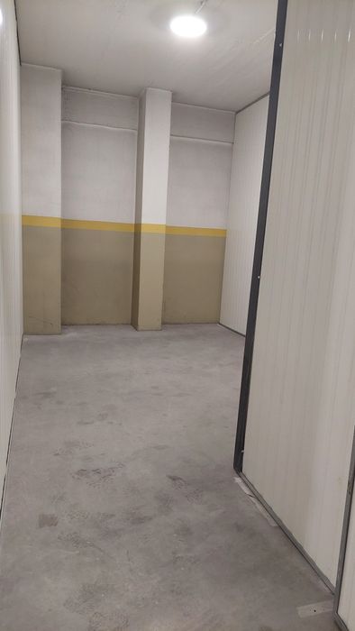 Arrenda-se box 8m2 Setubal