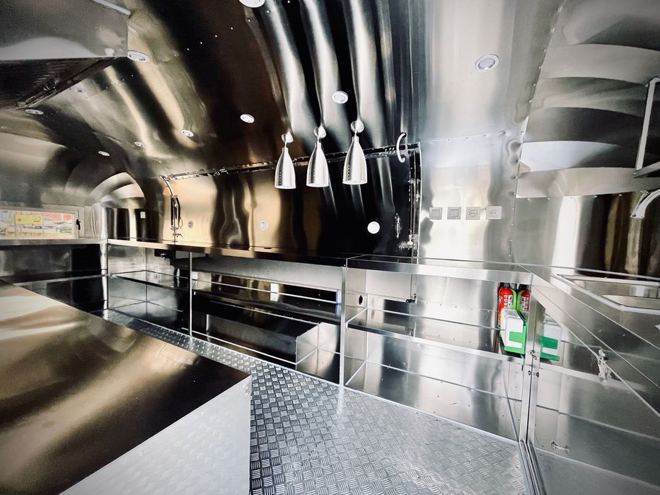 Nowa przyczepa gastronomiczna Shine Summer S black 5,5m food truck