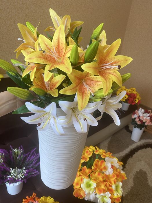 Декор красиві квіти гербери та інші