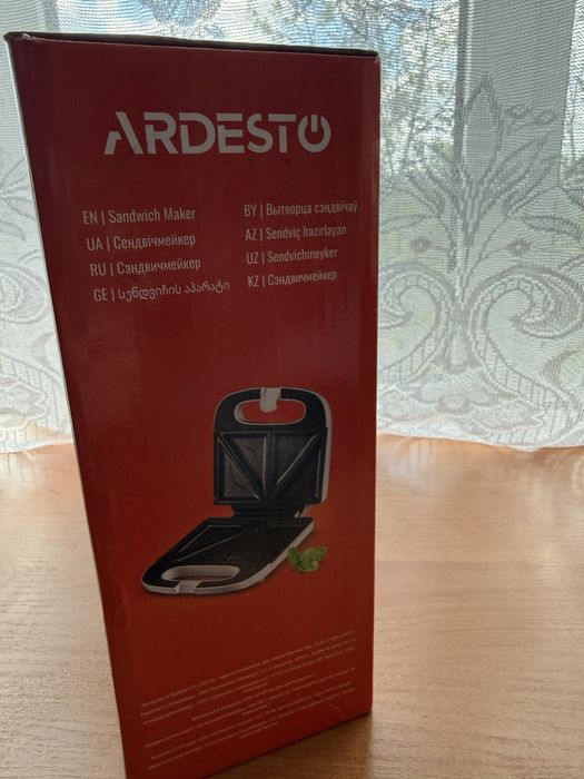 Бутербродниця Ardesto SM-H100W