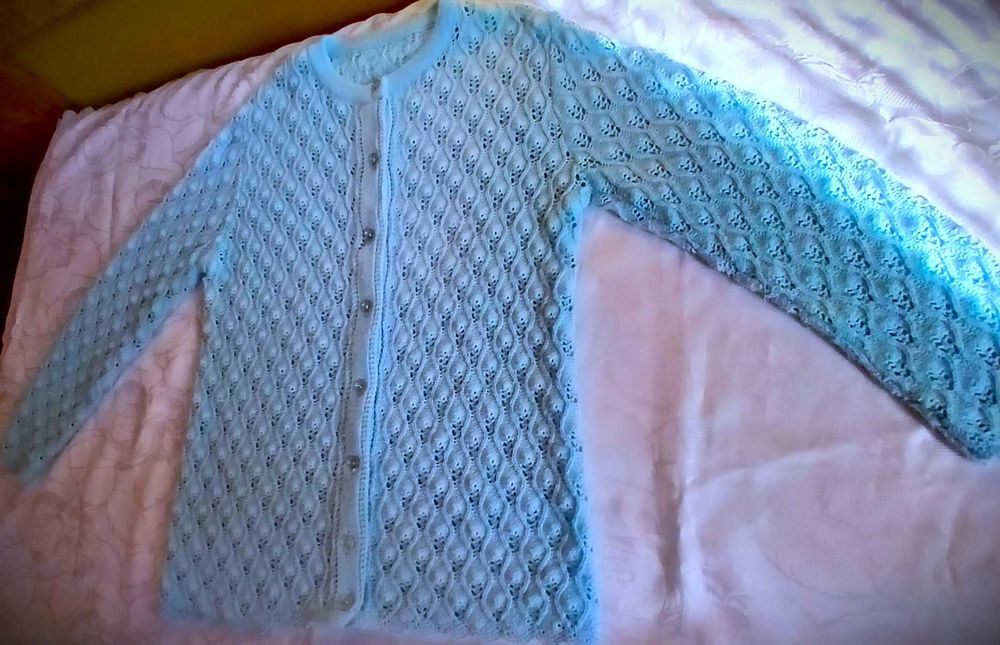 Красивая нарядная  кофта нежного голубого цвета.