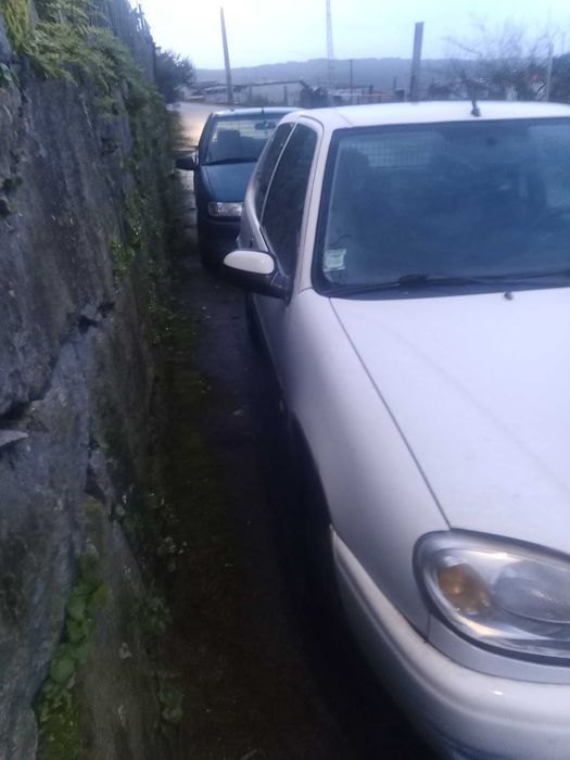 Vendo uma citroen saxos 15 d tem junta  queimada e uma rela furada