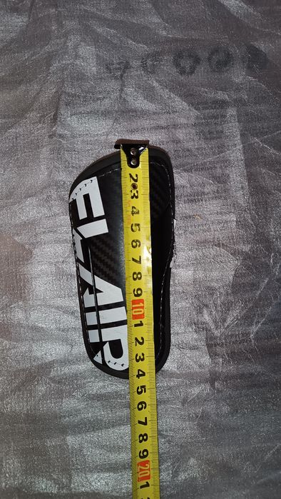 Продам дитячі футбольні щитки