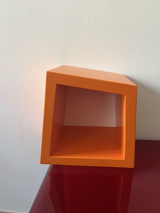 Prateleira/cubo  lacado em laranja e em madeira maciça