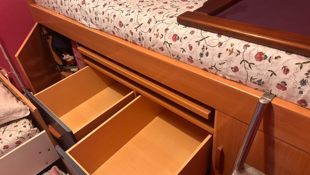 Cama de solteiro com secretária e muita arrumação