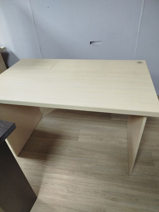 столы и стулья  и стеклянные доски для школы