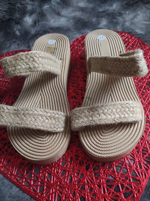 Nowe klapki na koturnie rozmiar 37