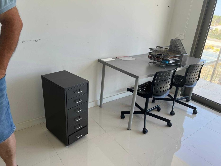 Secretaria com 2 cadeiras e gaveteiro