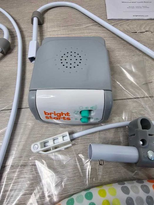 Leżaczek z Wibracjami i Muzyką BRIGHT STARTS WILD pałąk z zabawkami