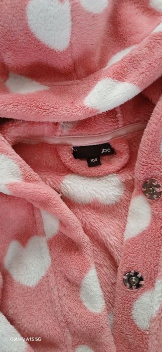 Ciepły szlafrok w serduszka dla dziewczynki