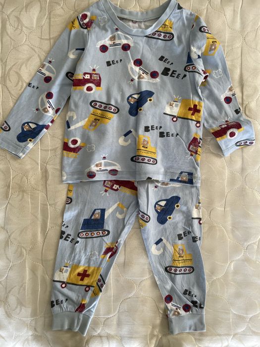 Продам одяг на хлопчика. Костюм, піжама, джинси, кофта. 98 розмір