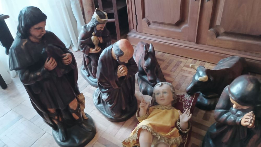 Presépio em madeira e menino Jesus em Loiça