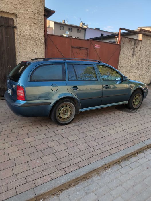 samochód osobowy skoda octavia