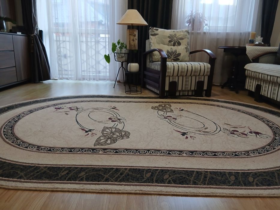 Продам зручне крісло з міцним дерев'яним каркасом.