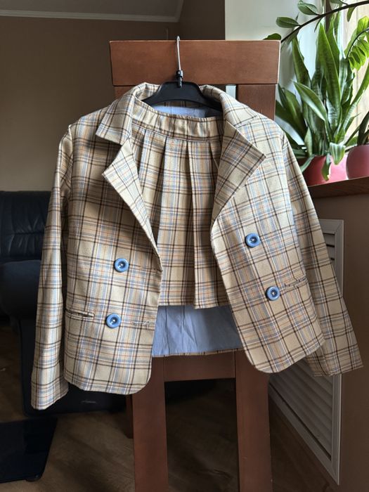 Шкільна форма на дівчинку